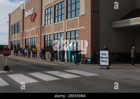 Covid-19, long line of people forced to wait to enter food store in suburban Philadelphia, PA, April 11, 2020 Stock Photo