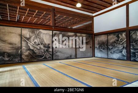 Dragon painting (unryu-zu) by Kaiho Yusho, Ink painting on a fusuma, Kennin-ji Temple, Higashiyama, Kyoto, Japan Stock Photo