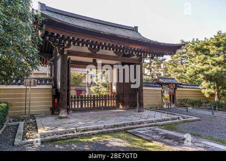 Kennin-ji Temple, entrance gate (chokushimon), Higashiyama, Kyoto, Japan Stock Photo