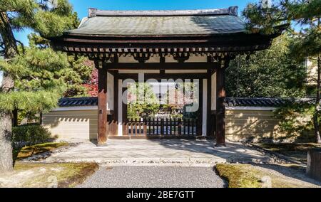 Kennin-ji Temple, entrance gate (chokushimon), Higashiyama, Kyoto, Japan Stock Photo