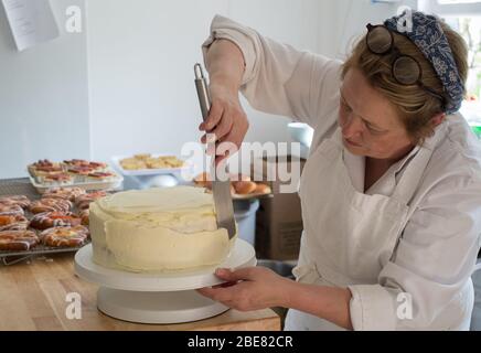 Scotland-based patissier Louise Paterson icing a Hummingbird cake Stock Photo
