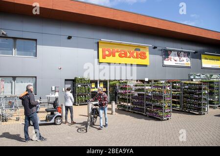 Almelo, Netherlands. 13th Apr, 2020. ALMELO, 13-04-2020, Netherlands, Dutchnews, Shopping during 2nd easterday. Winkelen tijdens 2e paasdag. Credit: Pro Shots/Alamy Live News Stock Photo