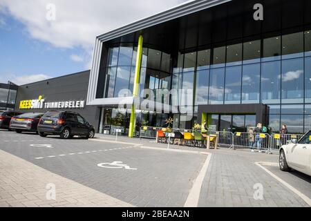 Almelo, Netherlands. 13th Apr, 2020. ALMELO, 13-04-2020, Netherlands, Dutchnews, Shopping during 2nd easterday. Winkelen tijdens 2e paasdag. Credit: Pro Shots/Alamy Live News Stock Photo