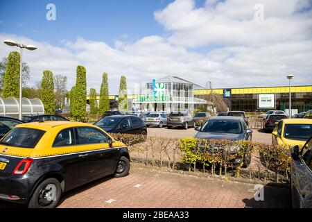 Almelo, Netherlands. 13th Apr, 2020. ALMELO, 13-04-2020, Netherlands, Dutchnews, Shopping during 2nd easterday. Winkelen tijdens 2e paasdag. Credit: Pro Shots/Alamy Live News Stock Photo