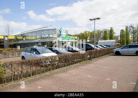 Almelo, Netherlands. 13th Apr, 2020. ALMELO, 13-04-2020, Netherlands, Dutchnews, Shopping during 2nd easterday. Winkelen tijdens 2e paasdag. Credit: Pro Shots/Alamy Live News Stock Photo