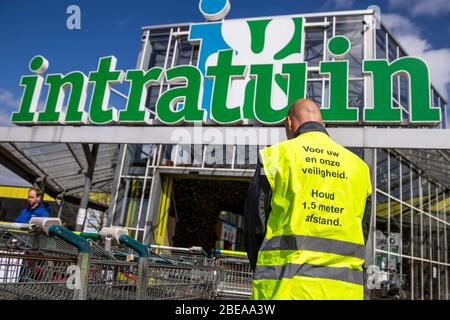 Almelo, Netherlands. 13th Apr, 2020. ALMELO, 13-04-2020, Netherlands, Dutchnews, Shopping during 2nd easterday. Winkelen tijdens 2e paasdag. Credit: Pro Shots/Alamy Live News Stock Photo