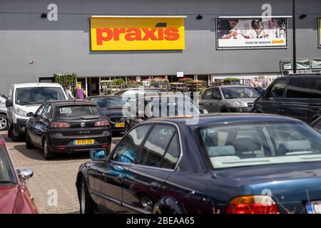 Almelo, Netherlands. 13th Apr, 2020. ALMELO, 13-04-2020, Netherlands, Dutchnews, Shopping during 2nd easterday. Winkelen tijdens 2e paasdag. Credit: Pro Shots/Alamy Live News Stock Photo