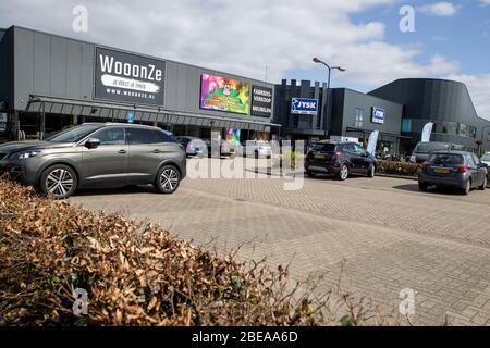 Almelo, Netherlands. 13th Apr, 2020. ALMELO, 13-04-2020, Netherlands, Dutchnews, Shopping during 2nd easterday. Winkelen tijdens 2e paasdag. Credit: Pro Shots/Alamy Live News Stock Photo