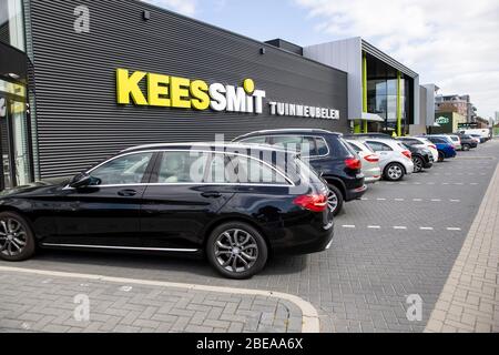 Almelo, Netherlands. 13th Apr, 2020. ALMELO, 13-04-2020, Netherlands, Dutchnews, Shopping during 2nd easterday. Winkelen tijdens 2e paasdag. Credit: Pro Shots/Alamy Live News Stock Photo