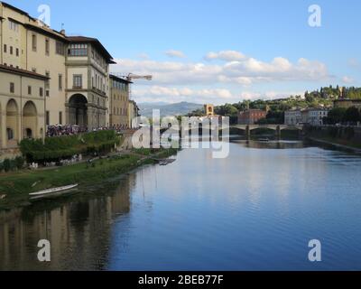 Blick von der Ponte Vecchio auf den Arno, Florenz, Toskana, Italien Stock Photo