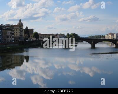 Blick von der Ponte Vecchio auf den Arno, Florenz, Toskana, Italien Stock Photo