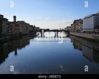 Blick von der Ponte Vecchio auf den Arno, Florenz, Toskana, Italien Stock Photo