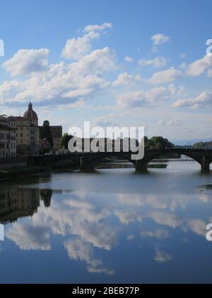 Blick von der Ponte Vecchio auf den Arno, Florenz, Toskana, Italien Stock Photo