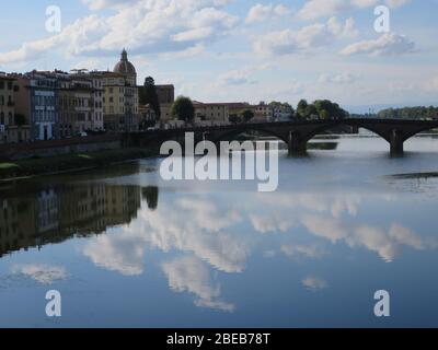 Blick von der Ponte Vecchio auf den Arno, Florenz, Toskana, Italien Stock Photo