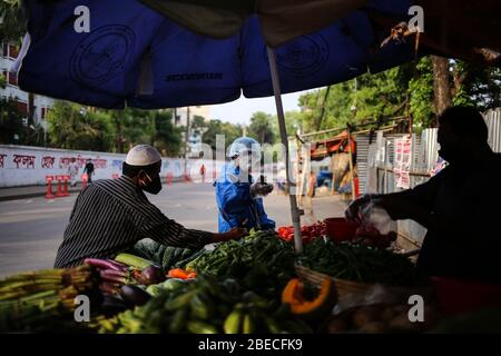 Dhaka, Bangladesh. 10th Apr, 2020. (4/10/2020) People wearing masks and ppe as a precaution of coronavirus from being spread while buying vegetables and foods. (Photo by Md. Rakibul Hasan/Pacific Press/Sipa USA) Credit: Sipa USA/Alamy Live News Stock Photo