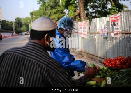 Dhaka, Bangladesh. 10th Apr, 2020. (4/10/2020) People wearing masks and ppe as a precaution of coronavirus from being spread while buying vegetables and foods. (Photo by Md. Rakibul Hasan/Pacific Press/Sipa USA) Credit: Sipa USA/Alamy Live News Stock Photo