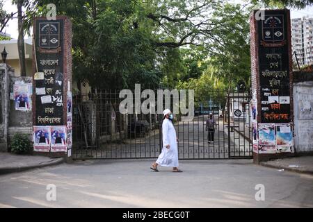 Dhaka, Bangladesh. 10th Apr, 2020. (4/10/2020) A man is wearing facemask while walking on the street of dhaka. (Photo by Md. Rakibul Hasan/Pacific Press/Sipa USA) Credit: Sipa USA/Alamy Live News Stock Photo