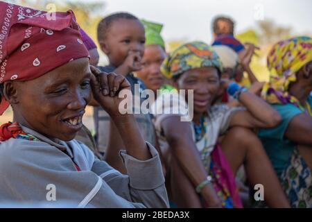 An Ju/hoansi woman during an evening gathering in the village of Deng//e in Nyae Nyae, Namibia. Stock Photo