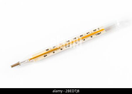 Temperatura 38 su termometro a mercurio - febbre in caso di malattia -  epidemia virale Foto stock - Alamy