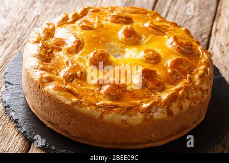 Tatar pie triangle echpochmak, Russian kurnik, delicious pastry with  chicken and potatoes. Traditional food, quick snack of dough Stock Photo -  Alamy