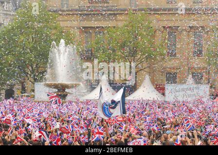 Thousands of partygoers dance and wave Union Jack flags in Trafalgar Square London Stock Photo