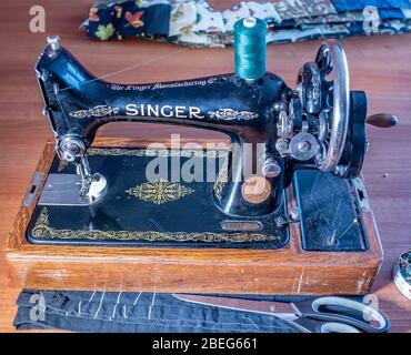 Maquina de coser a mano Singer