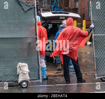 New York, United States. 13th Apr, 2020. Funeral workers and hospital staff retrieve deceased bodies for burial amid COVID-19 pandemic at Brooklyn Hospital Center (Photo by Lev Radin/Pacific Press) Credit: Pacific Press Agency/Alamy Live News Stock Photo