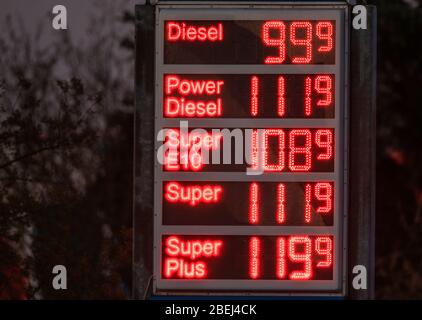 Schwerin, Germany. 14th Apr, 2020. A scoreboard informs about the low fuel prices at a petrol station. Credit: Jens Büttner/dpa-Zentralbild/dpa/Alamy Live News Stock Photo