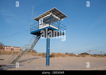 Ahlbeck, Germany. 12th Apr, 2020. A rescue tower of the municipality stands on the beach of the Baltic seaside resort Ahlbeck. To slow down the spread of the coronavirus, exit restrictions are currently in place. Credit: Stefan Sauer/dpa-Zentralbild/dpa/Alamy Live News Stock Photo