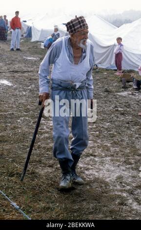 Tuzla, Bosnia 1995 - Elderly man at Tuzla airfield UN temporary refugee camp for Bosnian Muslims fleeing the Srebrenica Massacre during the Bosnian war Stock Photo