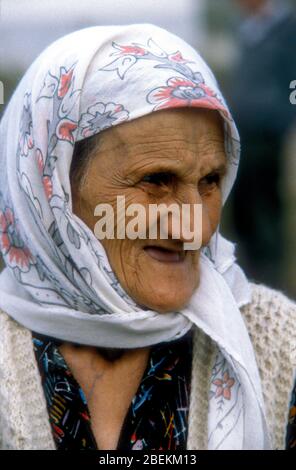 1995 - Elderly Bosnian Muslim refugee at the UN Tuzla airfield temporary refugee camp for Bosnian Muslims fleeing the Srebrenica Massacre during the Bosnian war Stock Photo