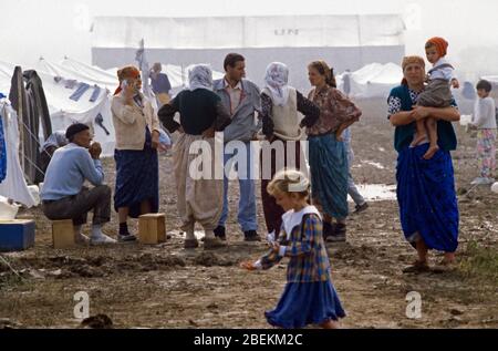 1995 Tuzla - Tuzla airfield UN temporary refugee camp for Bosnian Muslims fleeing the Srebrenica Massacre during the Bosnian war Stock Photo