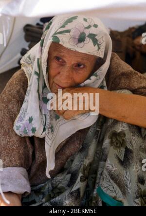 1995 - elderly Bosnian refugee at the UN Tuzla airfield temporary refugee camp for Bosnian Muslims fleeing the Srebrenica Massacre during the Bosnian war Stock Photo