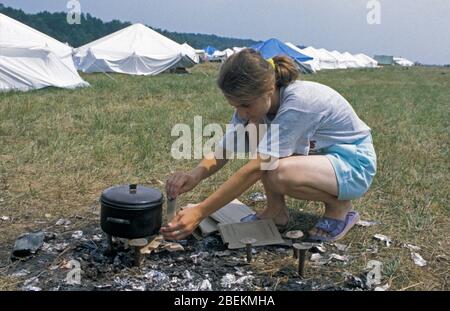 1995 - girl cooking at UN Tuzla airfield temporary refugee camp for Bosnian Muslims fleeing the Srebrenica Massacre during the Bosnian war Stock Photo
