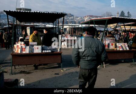 Outdoor market stalls selling cigarettes in Sarajevo in 1995 during the civil war siege, Bosnia and Herzegovina Stock Photo