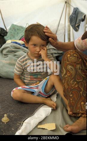 1995 - Child refugee at the UN Tuzla airfield temporary refugee camp for Bosnian Muslims fleeing the Srebrenica Massacre during the Bosnian war Stock Photo