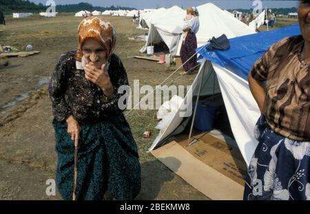 1995 - Elderly female refugee from Srebrenica at the Tuzla airfield temporary refugee camp for Bosnian Muslims fleeing the Srebrenica Massacre during the Bosnian war Stock Photo