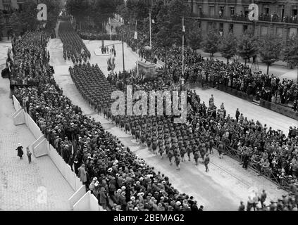 American Troops marching through the Place d'Iena on July 4th, 1918, when all Paris joined in celebrating the American Independence Day, Paris, France, Lewis Wickes Hine, American National Red Cross Photograph Collection Stock Photo