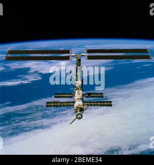 ISS - 09 December 2000 - This picture is one of a series of 70mm frames of the International Space Station (ISS) following undocking by STS-97 at 2:13 Stock Photo