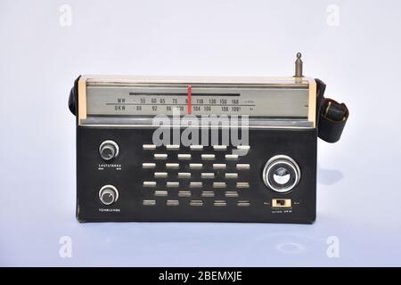 https://l450v.alamy.com/450v/2bemxje/radio-ukw-mittelwelle-am-fm-1960er-skala-senderskala-kofferradio-tragbar-mobil-antenne-stabantenne-teleskopantenne-tragetasche-tasche-l-2bemxje.jpg