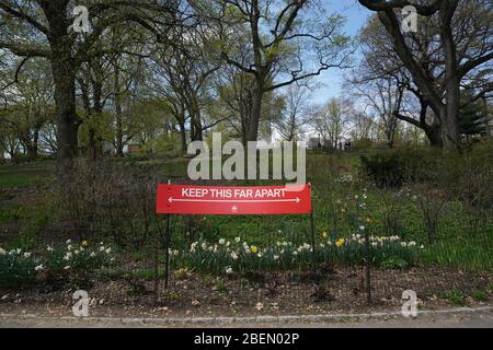 New York, NY, USA. 14th Apr, 2020. A sign urging social distancing in Fort Greene Park in the Borough of Brooklyn on April 14, 2020 in New York. Credit: Bryan Smith/ZUMA Wire/Alamy Live News Stock Photo