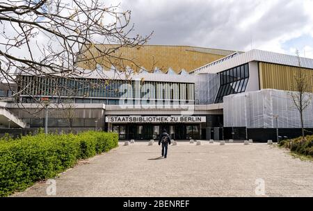 14 April 2020, Berlin: The entrance of the Staatsbibliothek zu Berlin at Potsdamer Straße at Potsdamer Platz. The Potsdamer Strasse State Library was built between 1967 and 1978 according to the plans of the architect Hans Scharoun. The Staatsbibliothek zu Berlin - Preußischer Kulturbesitz is the largest scientific universal library in the German-speaking world. It has a main stock of over 11 million books, which are supplemented by about 100,000 units every year, as well as extensive special collections of national and world cultural heritage. Photo: Jens Kalaene/dpa-Zentralbild/ZB Stock Photo