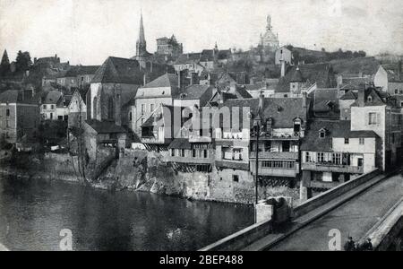 Vue des vieilles galeries de la ville d'Argenton (Argenton-sur-creuse), Indre Carte postale 1910 Collection privee Stock Photo
