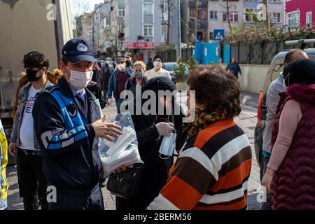 April 14, 2020: Zeytinburnu municipal officers give medical mask to prevent people from coronavirus at street market on April 14, 2020, in Zeytinburnu district, Istanbul, Turkey. On March 27, 2020, the Ministry of the Interior issued an additional circular on market places as part of struggle the coronavirus outbreak. Accordingly, the sale of non-essential supplies other than basic food and cleaning agents will not be allowed. Necessary measures will be taken by the municipalities regarding hygiene and disinfection in the market places. (Credit Image: © Tolga Ildun/ZUMA Wire) Stock Photo