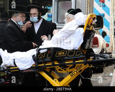 New York, New York, USA. 1st Apr, 2020. Hasidic men speak with an elderly patient being brought into Mount Sinai Hospital in the Bronx, during the coronavirus pandemic. Credit: Marcus Santos/ZUMA Wire/Alamy Live News Stock Photo