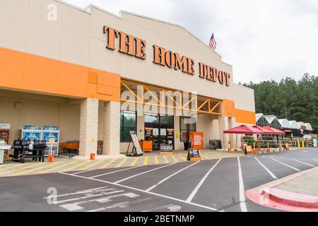 Kennesaw, GA / USA - 04/05/20: Curbside pickup and social distancing signs outside the Home Depot store during Covid-19 Corona Virus Pandemic. Stock Photo