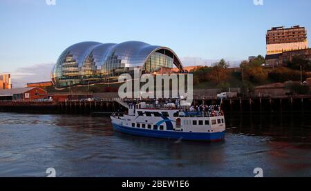 Tyne River, Newcaste upon Tyne, Gateshead, Sage and riverside, evening, NE England, UK, bridges, Gateshead Millennium Bridge Stock Photo