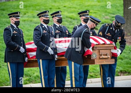 Arlington, United States Of America. 14th Apr, 2020. Arlington, United States of America. 14 April, 2020. U.S. Army soldiers assigned to Old Guard conduct modified military funeral honors for Army Retired Command Sgt. Maj. Robert M. Belch in Section 68 of Arlington National Cemetery April 14, 2020 in Arlington, Virginia. The soldiers wear face coverings to mitigate the spread of COVID-19 while conducting the ceremony. Credit: Elizabeth Fraser/US Army/Alamy Live News Stock Photo