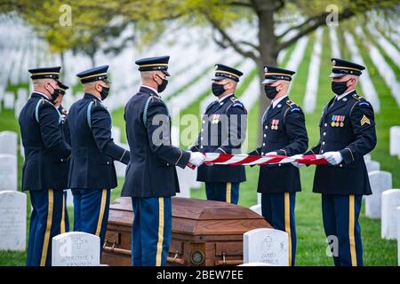 Arlington, United States Of America. 14th Apr, 2020. Arlington, United States of America. 14 April, 2020. U.S. Army soldiers assigned to Old Guard conduct modified military funeral honors for Army Retired Command Sgt. Maj. Robert M. Belch in Section 68 of Arlington National Cemetery April 14, 2020 in Arlington, Virginia. The soldiers wear face coverings to mitigate the spread of COVID-19 while conducting the ceremony. Credit: Elizabeth Fraser/US Army/Alamy Live News Stock Photo