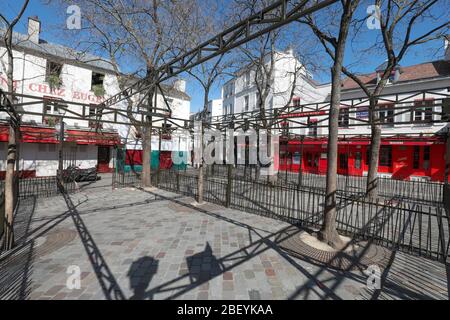 CONFINEMENT :MERCREDI ENSOLEILLE *** Local Caption *** En plein confinement,les restaurateursde la place du Tertre ressortent leurs terrasses Stock Photo
